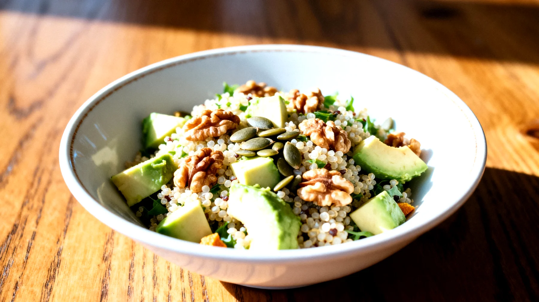 Insalata di quinoa con avocado, noci e semi di zucca"