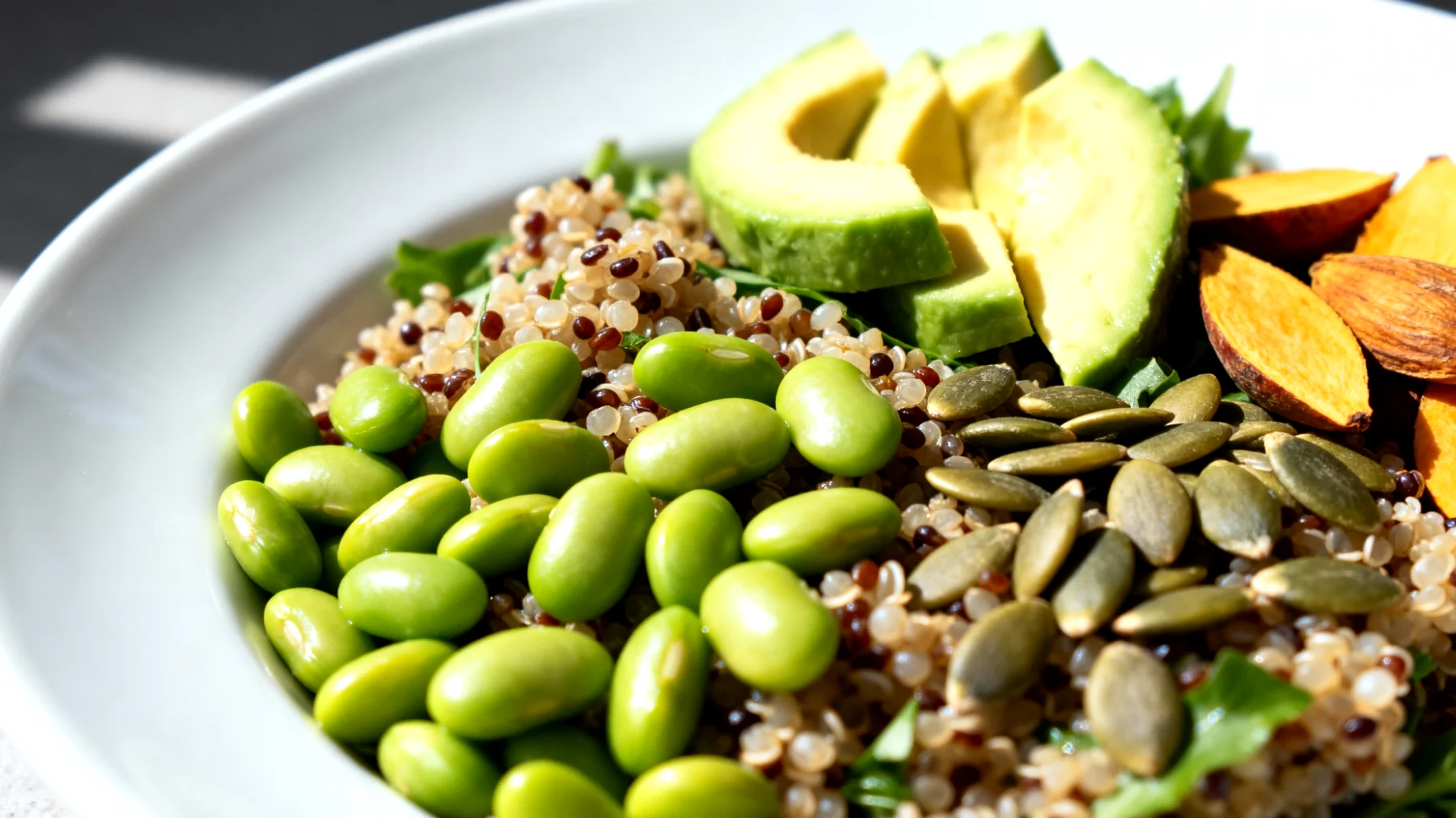 Insalata di quinoa con edamame, avocado e semi di zucca"