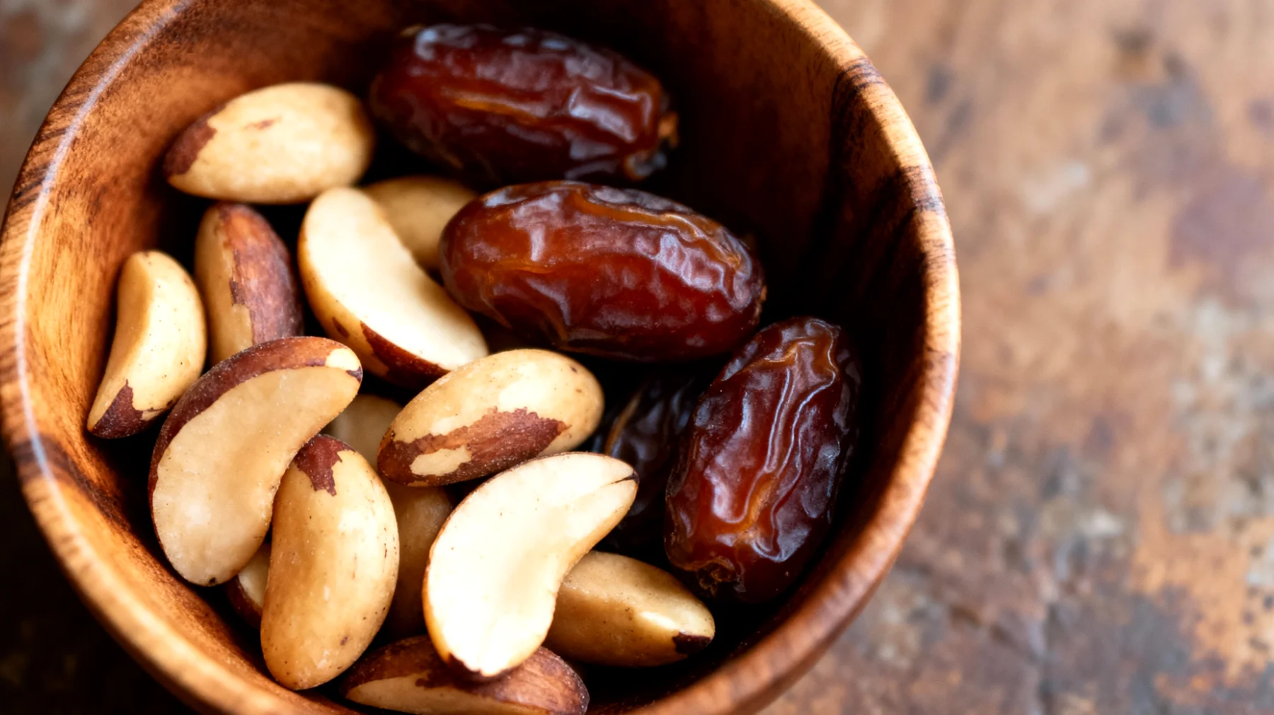 Noci brasiliane (noci del Brasile) con datteri medjool"