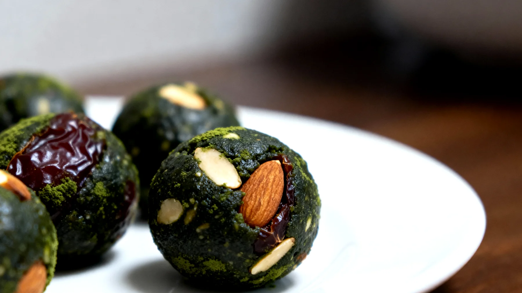 Palla energetica di datteri, mandorle e spirulina"