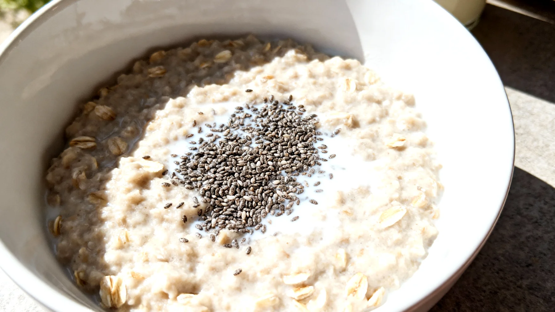 Porridge di avena con semi di chia e latte vegetale arricchito"
