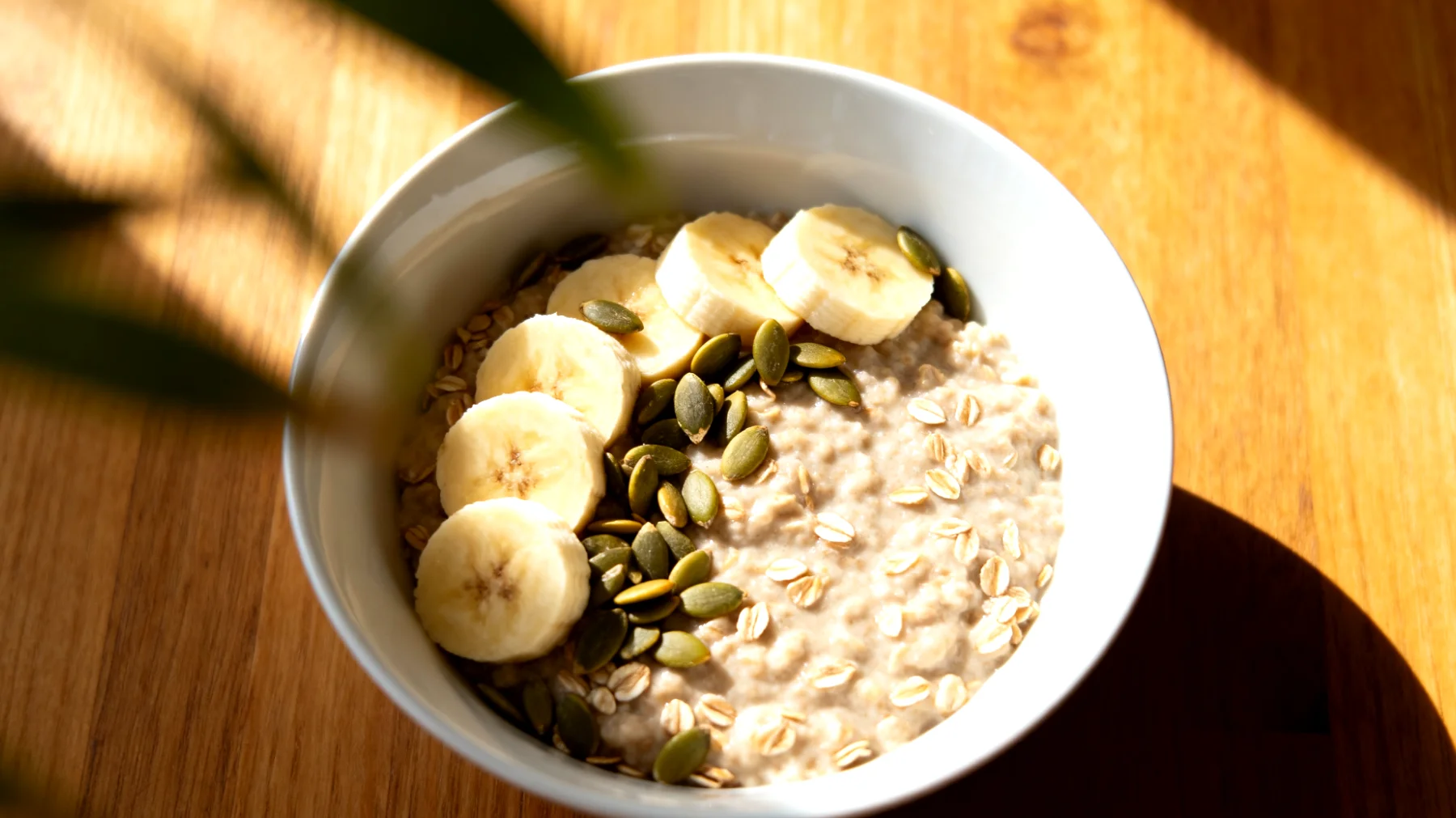 Porridge di avena con semi di zucca e banana"
