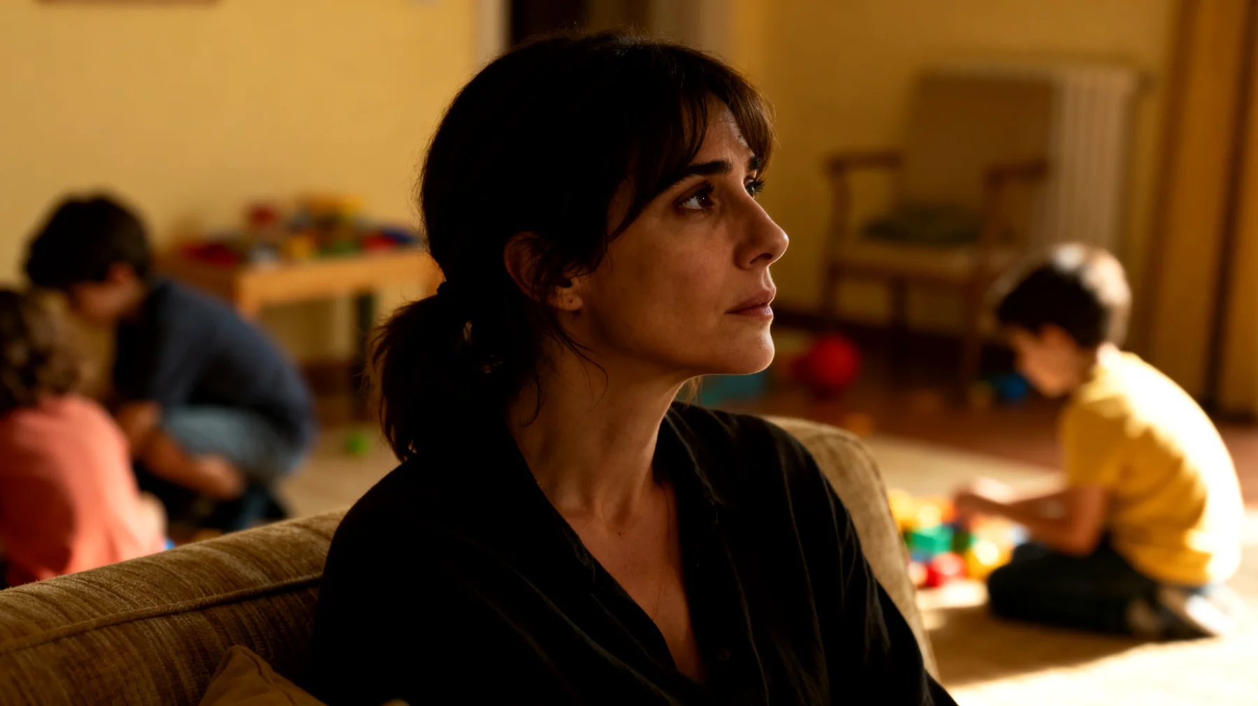 Una mamma avverte crescente ansia e tristezza perché percepisce che i suoi bambini stanno diventando sempre più indipendenti e si rivolgono meno a lei per conforto e attenzioni, temendo di perdere progressivamente il suo ruolo centrale nella loro vita e il legame affettivo speciale che li univa quando erano più piccoli"