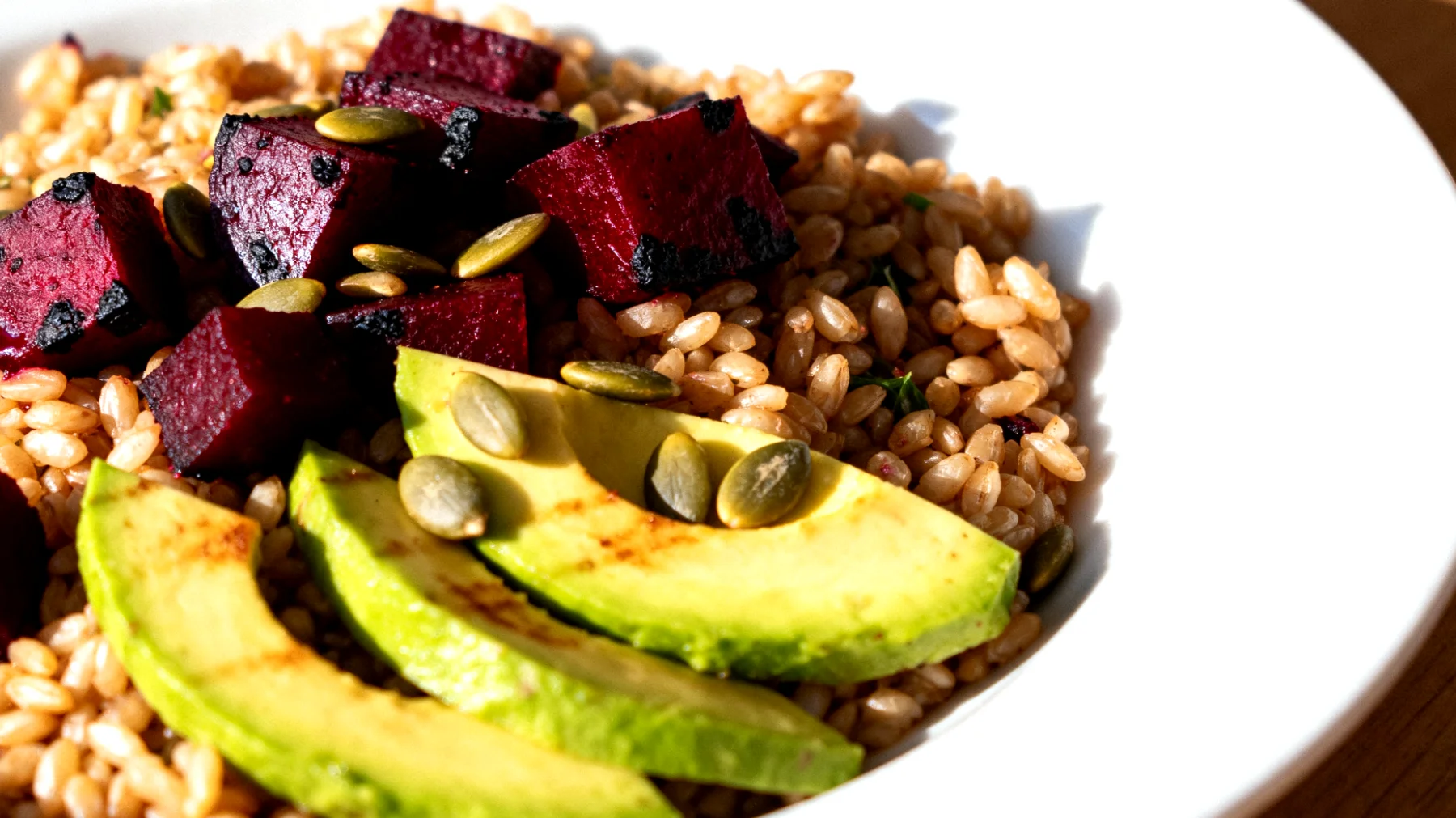 Insalata di farro con rape rosse, avocado e semi di zucca"