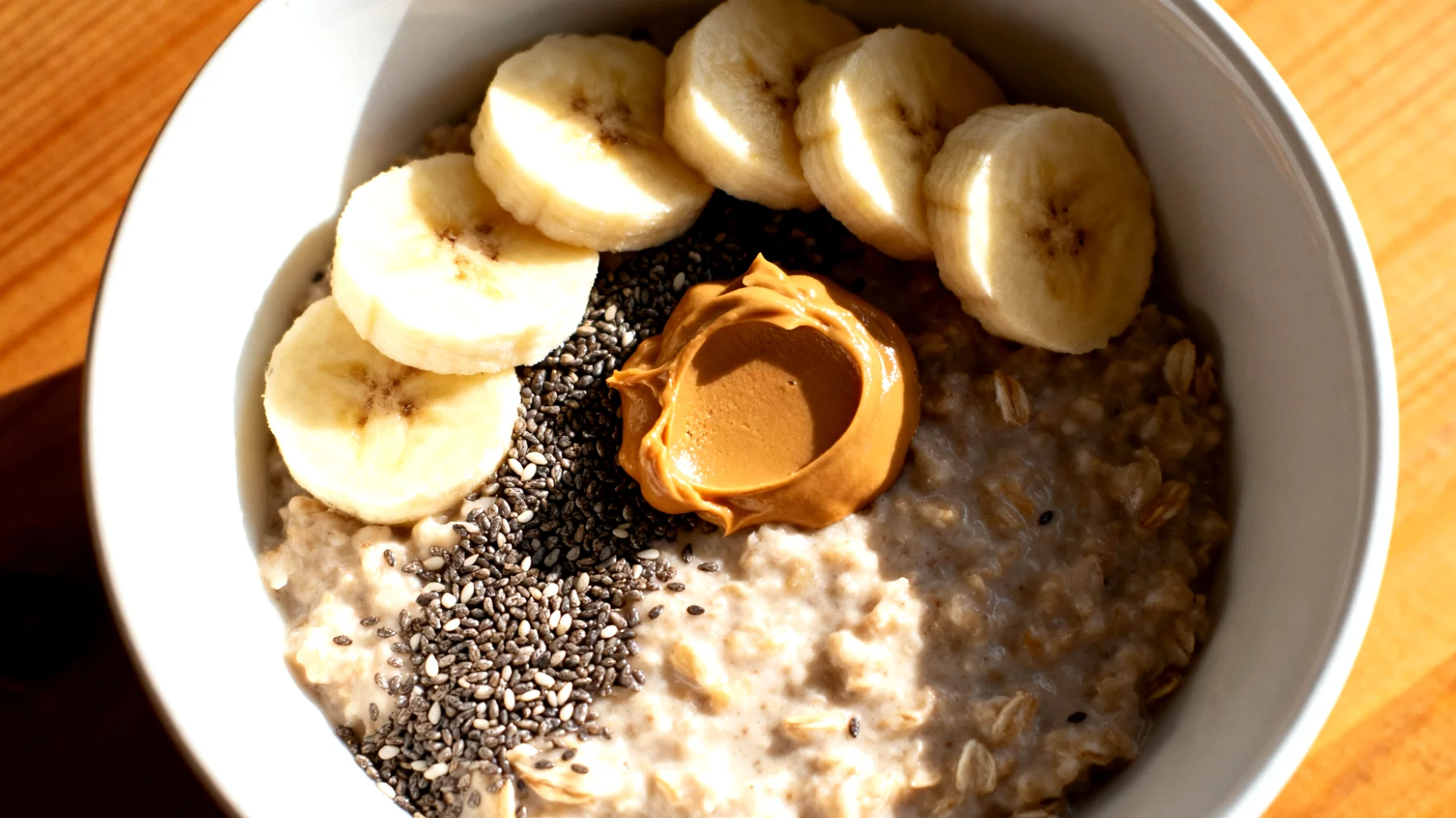 Porridge di avena con semi di chia, banana e burro di mandorle"